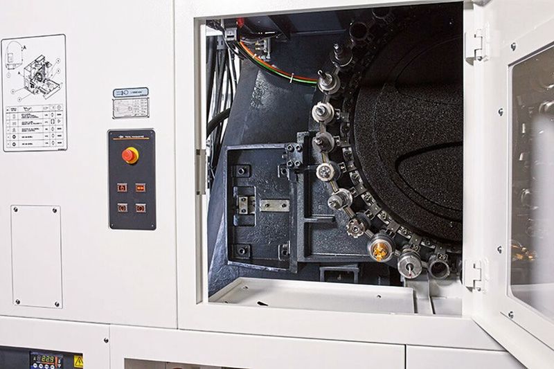 Die CV5-500 ist extrem kompakt und gleichzeitig besonders gut zugänglich. Das Werkzeugmagazin kann hauptzeitparallel bedient werden und auch die Wartungseinheiten sind für den Bediener optimal  platziert. (Mazak)