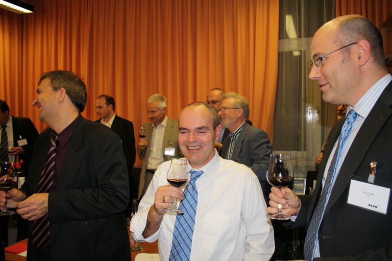 Die Teilnehmer ließen sich das gute Tröpfchen schmecken. (Archiv: Vogel Business Media)