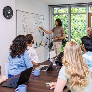 Mitarbeitende müssen den Nutzen, die Grenzen und den sicheren Einsatz generativer KI verstehen.  (Bild: Selectcode)