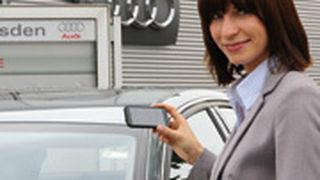 Der Barcodescanner im Mobiltelefon entschlüsselt den Strichcode, und schon sind alle Informationen zum Fahrzeug und die Kontaktdaten des Autohauses auf dem Handy verfügbar. (Archiv: Vogel Business Media)