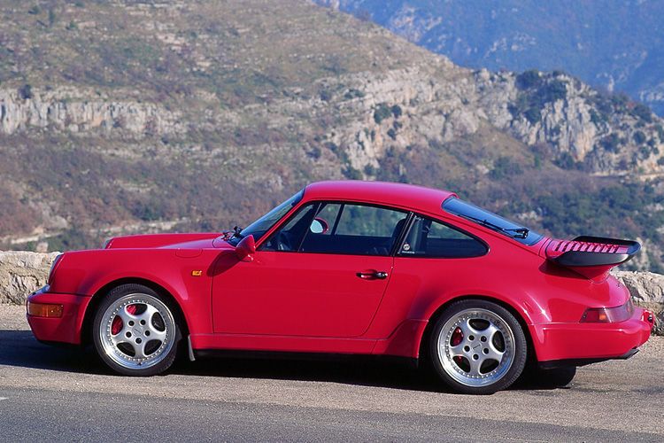 Im Modelljahr 1989 die neue Generation des 911 auf den Markt.  Er war in den Karosserieformen Coupé, Targa und Cabriolet verfügbar und sein 3,6-Liter-Motor leistete 250 PS. In den Modelljahren 1991-92 wurde der 911 Turbo von einem aufgeladenen 3,3-Liter-Motor mit 320 PS angetrieben. Ab 1993 erhielt er einen 3,6-Liter-Motor mit einer Leistung von 360 PS.  (Porsche)
