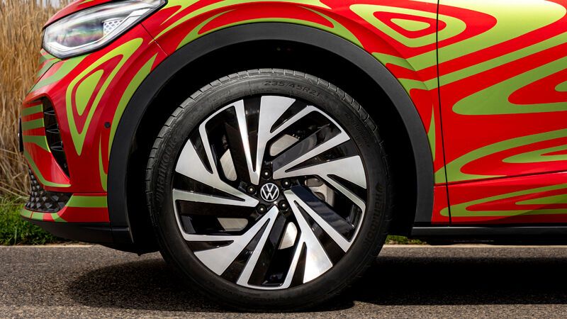 Der ID 5 ist ein feiner Tourer mit ausgewogenen Fahreigenschaften – er ist sportiv, aber nicht zu straff abgestimmt.  (Bild: VW)