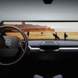 Die neue Marke Byton setzt auf ein Riesendisplay im Innenraum.