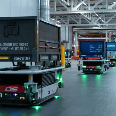 Fahrerlose Transportsysteme liefern im Audi-Werk Neckarsulm Komponenten an die Montagebänder. (Bild: Audi)