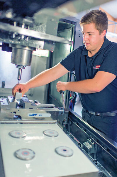 Die bei der Metallmanufaktur GmbH installierten Haas-Bearbeitungszentren sind alle identisch konfiguriert, sodass die Umrüst- zeiten im Durchschnitt bei nur 5 bis 10 min liegen. Das Bild zeigt den Mitgründer des Unternehmens, Ramon Zejnic. (Haas)