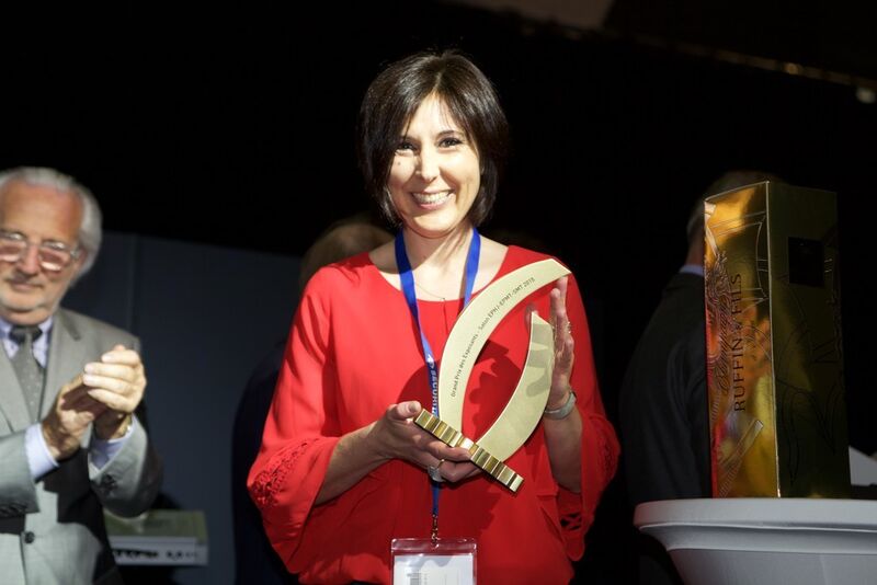Eine strahlende Nicoletta Casanova: Als CEO von Femtoprint nimmt sie den Preis entegen. (Bild: The Watches.tv SA)