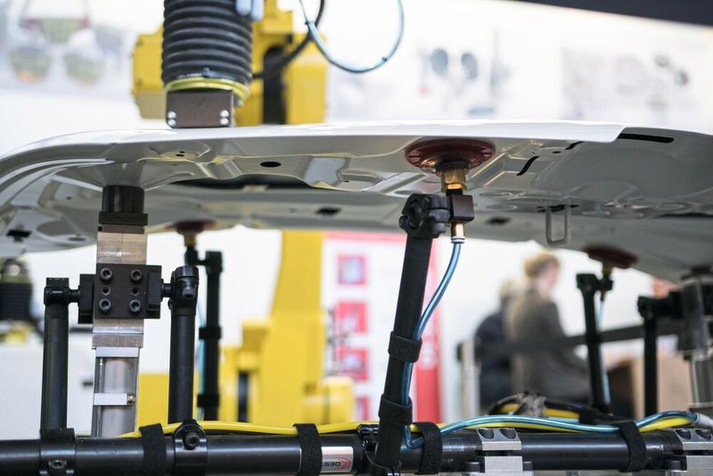 Endeffektoren von Destaco im Einsatz an einem Schleifroboter. (Bild: Stabilus)