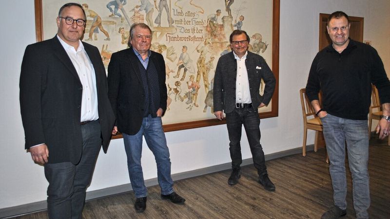 Der neue Humanitäts-Ausschuss der Kfz-Innung Gifhorn kümmert sich um die Hilfsaktion der Kfz-Betriebe (von links): Der Initiator und stellvertretender Obermeister Michael Neuburger, Pastoralreferent Martin Wrasmann, Geschäftsführer Kreishandwerkerschaft Gifhorn-Braunschweig Andreas Bierich und Obermeister Peter Pingel. (Bild: Kfz-Innung Gifhorn)