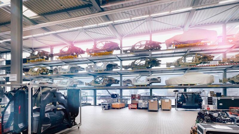 Auch alle Rennfahrzeuge entstehen in Weissach. Von ABS und Aerodynamik über PDK und Turbo bis hin zur 800-Volt-Technologie hat der Motorsport die Serie mit zahllosen Technologien befruchtet. Beschleuniger der Rennentwicklung ist der Wettbewerbsdruck – messbare Ergebnisse müssen in kürzester Zeit gelingen. Gleichzeitig profitieren die Ingenieure davon, dass ihre Ideen nicht in großen Stückzahlen hergestellt werden müssen. So entdecken sie exotische Materialien und konstruieren aufwendige Lösungen.  (Dr. Ing. h.c. F. Porsche AG)