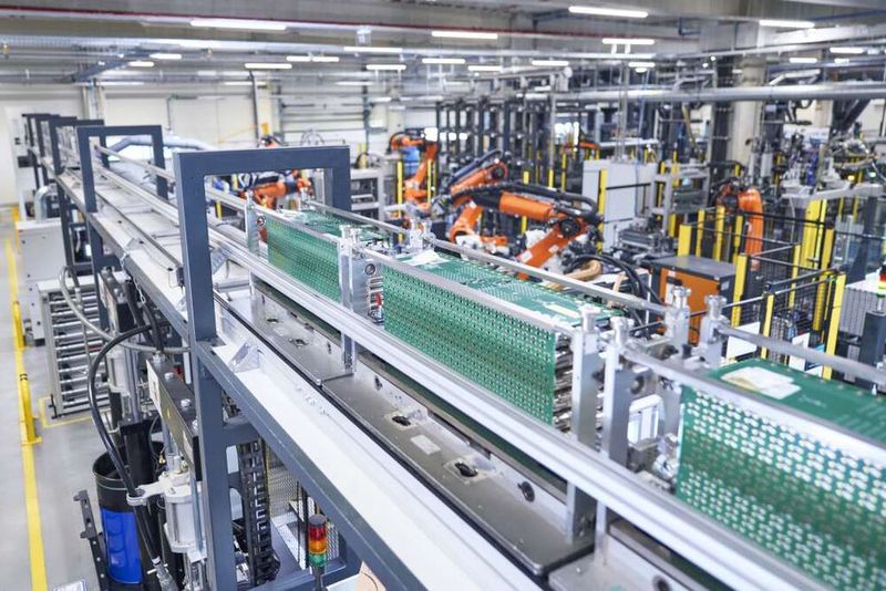 Die NMC-Batteriesysteme vom Typ UHS Gen3 (Ultra High Energy) bestehen aus neun Modulen mit pro Modul 300 plus 300 Rundzellen. (Bild: Borg Warner)