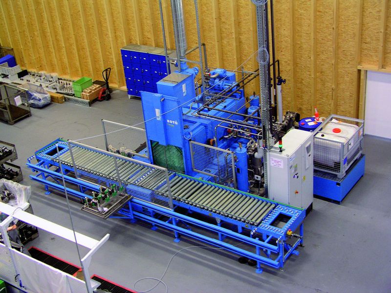 Bild 3: Für die Reinigung von Schwenklagergehäusen werden die Werkstückträger am Ende des Rollenförderers entladen. Zum Beladen gelangen sie mit Hilfe eines Querverschiebetischs an den Anfang des Förderers. Bild: BVL Oberflächentechnik (Archiv: Vogel Business Media)