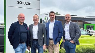 Einig über die Modalitäten der Übernahme: Paul Schulze (Geschäftsführer der Autohaus-Schulze-Gruppe, 2. v. l.) und die Geschäftsführung der Kahle-Gruppe mit Karl-Heinz Kahle (l.), Thomas Keller, Lukas Kahle (r.) (Bild: Kahle-Gruppe)
