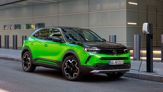 Mit dem Mokka-e bietet Opel ein kleines Elektro-SUV an.(Bild:  Opel)