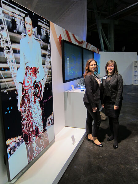 Chantal Gilsdorf (l.) und Anna Hübers, Samsung, vor dem ME95C mit 95 Zoll ()