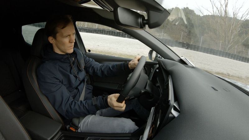 In der finalen Entwicklungsphase wird der Cupra von den beiden Rennfahrern Mattias Ekström und Jordi Gené auf Herz und Nieren geprüft (hier: Mattias Ekström am Steuer des Formentor). (Bild: Auto-Medienportal.net/Seat)