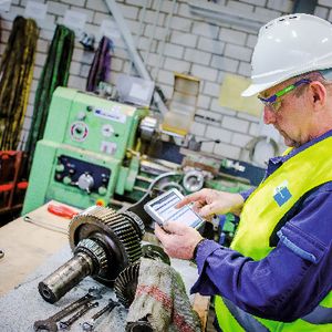 Dabei kann der Werkstattmeister mittels eines einfachen Drag&Drop-Systems Aufgaben verteilen und Meldungen zuweisen. Der Status der Aufgaben kann jederzeit über das Planungstool Enginius erfasst werden. Da die Rückmeldungen auch zur Bewertung des Instandhaltungszeitraums genutzt werden, lassen sich mittels von Bilfinger und dem Kunden definierten Algorithmen Wartungszyklen optimieren.