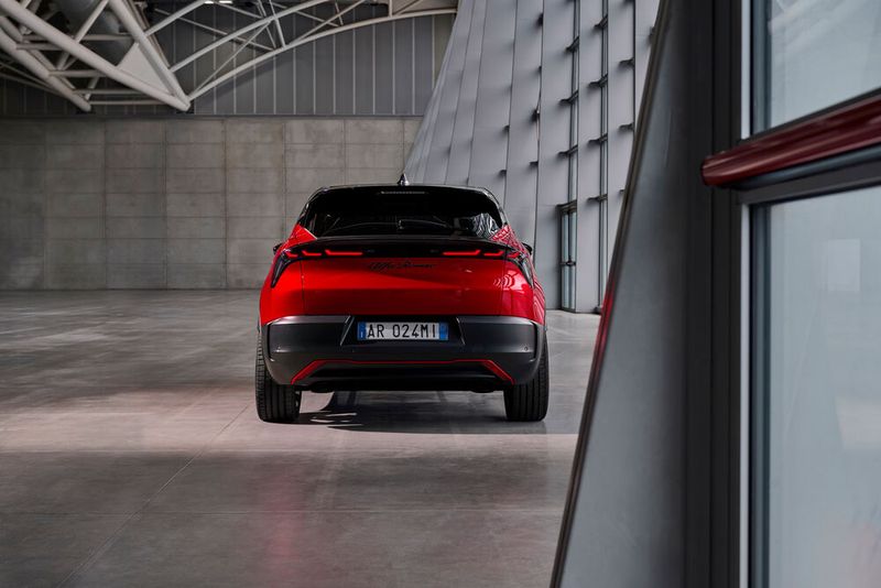 Statt des Modellnamens steht auf dem Heckdeckel der Markenname. (Bild: Alfa Romeo)