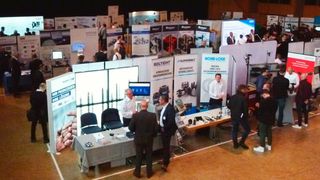 Stand für Stand in ähnlich kleinen Größen aneinandergereiht, strahlte die Schraubtec Süd ein familiäres Flair aus.  (D.Quitter/VCG)