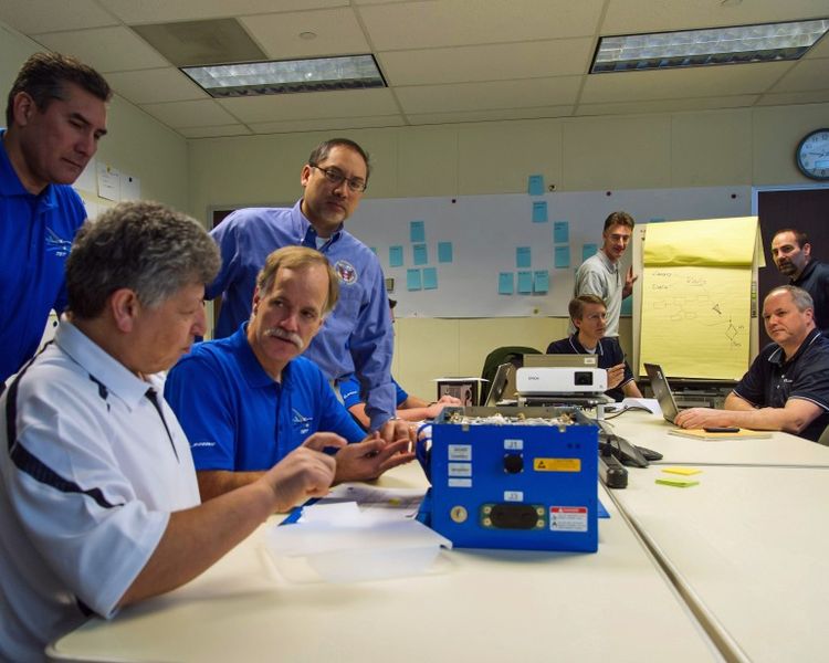 Das Boeing/NTSB-Team mit dem modifizerten Akkusystem (Bild: Boeing)