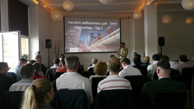 Stephan Leschke, Vorstandsvorsitzender der Ferrari Electronic AG, begrüßt die Teilnehmer zum zweiten Tag der Veranstaltung. (Bild: Ferrari Electronic)