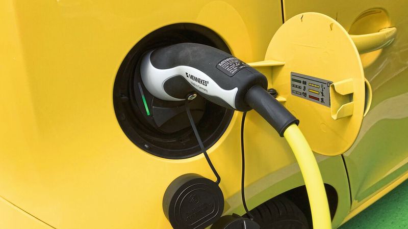 Beim Tanken muss man sich umstellen: Entweder zuhause, was ohne Wallbox recht langwierig ist, oder an den öffentlichen Ladestationen, für die man aber Zeit mitbringen muss. (Bild: Grimm/»kfz-betrieb«)