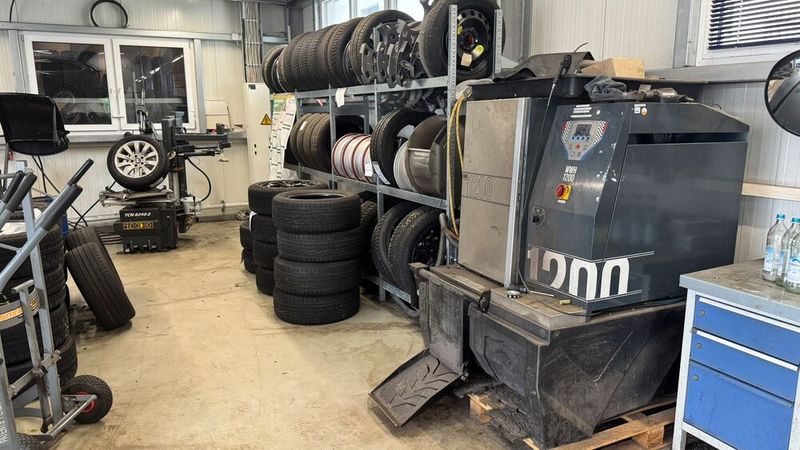 Professionelle Reifentechnik: Mit modernen Servicemaschinen werden Reifen fachgerecht montiert, gewuchtet und gewaschen – die Grundlage für den Saisonservice. (Bild: Diehl – VCG)