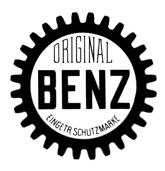 Im Jahr 1903 kommt der Schriftzug „Original BENZ“ auf, als Markenzeichen von einem schwarzen Zahnkranz eingefasst. Die strenge, technische Anmutung des Logos spricht von der Kompetenz im Motorenbau. (Bild: Mercedes-Benz)