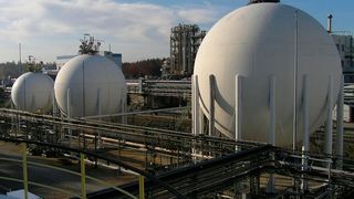 VCM-Kugeln zur Lagerung des Vinylchlorid-Monomers für die PVC-Herstellung in Gendorf. (Vinnolit)