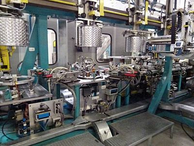 Ist der Stirnboden mit der Trommel verbunden, erfolgt in einer weiteren Station die Montage der Bodenscheibe. (Bild: Kuhn)