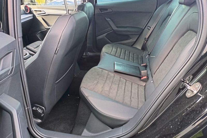 Der Fahrersitz ist auf eine Körpergröße von 1,95 Meter eingestellt. Dahinter bleibt noch etwas Beinfreiheit. (Bild: Sven Prawitz)