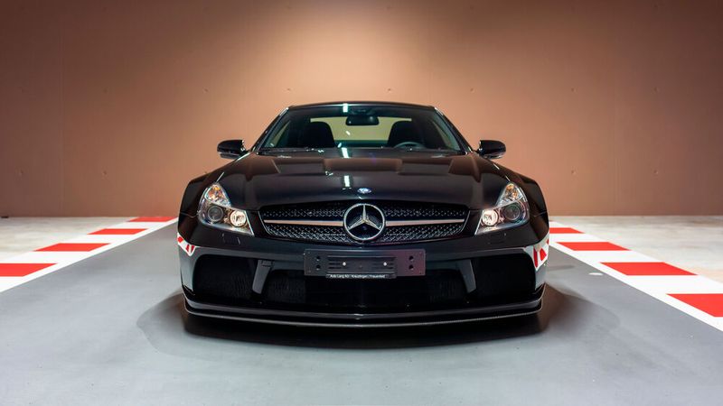 ... einem Mercedes-Benz SL65 AMG Black Series, den er 2009 als Geschenk für seinen Sieg beim ersten Abu-Dhabi-Grand-Prix bekommen hatte, ... (Bild: Tom Hartley Jnr.)