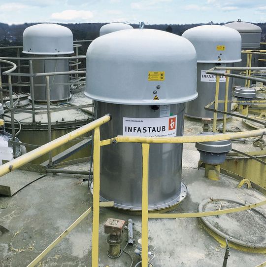 Besonders markant ist die klappbare Wetterschutzhaube des Silofilters – das Innere, die Fähigkeit zur Staubrückhaltung dürfte jedoch die wichtigere Funktion sein. Besonders markant ist die klappbare Wetterschutzhaube des Silofilters – das Innere, die Fähigkeit zur Staubrückhaltung dürfte jedoch die wichtigere Funktion sein.