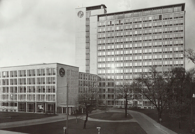 Im Jahr 1953 wurde am Königsworther Platz in Hannover ein neues, repräsentatives Verwaltungsgebäude eröffnet. Das Gebäude war zu diesem Zeitpunkt der höchste Bau der Nachkriegszeit. (Continental AG)