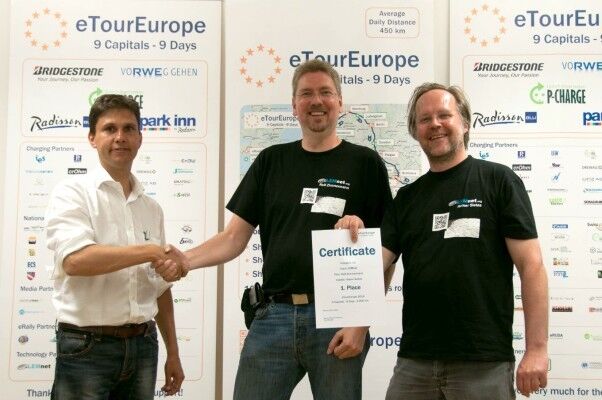 Siegerehrung (von links): eTourEurope-Initiator Werner Hillebrand-Hansen gratuliert Ralf Zimmermann und Heiner Sietas zum Sieg in der Kategorie C2 (Fahrzeuge mit Reichweite unter 250 km) (Bild: eRUDA)