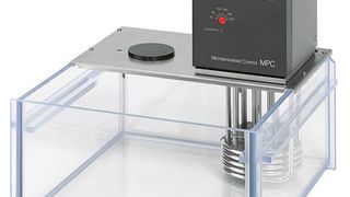 Abb. 1: Die preisgünstigen MPC-Modelle sind ideal für alle Routineaufgaben im Labor. Die Geräte sind als Einhänge-, Bad-, Umwälz- und Kältethermostate erhältlich.  (Bild: Huber Kältemaschinenbau)