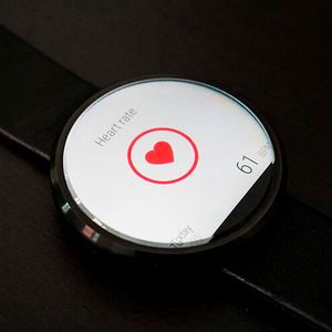 TRICORDER: McCoy untersucht einen Bewohner des Planeten mit einer tragbaren, multifunktionalen Konsole, die auch als medizinisches Instrument genutzt werden kann. „Das gibt es noch nicht ganz in der Ausprägung, aber das ist nur eine Frage der Zeit“, sagt Vogel. Beispiele sind moderne Smart-Watches, die Körperfunktionen wie den Puls messen können. Interessant sei auch die in „Star Trek“ bereits angewandte Telemedizin, so der Physiker. Denn dort werden Patientendaten vom mobilen Gerät an den Schiffscomputer gesendet.(Bild:  gemeinfrei© Apichit Yutithammanurak  /  Pixabay)