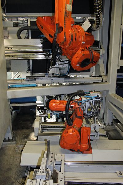 Die beiden Roboter des Kasto-Sort-Sortiersystems können die Sägeabschnitte nicht nur entnehmen, sondern auch auf Paletten oder in Behälter stapeln. (Bild: Kasto)