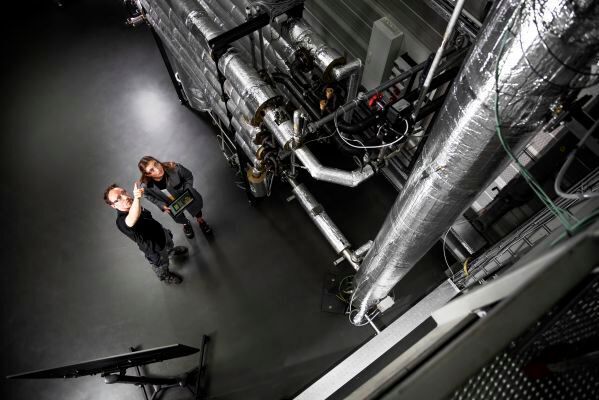 Fraunhofer Mitarbeiter vor einem neuartigen metallischen Wärmespeicher für die Erzeugung von Prozessdampf für die Industrie (Fraunhofer UMSICHT)