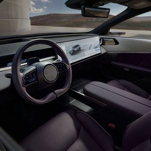 Im Innenraum stehen drei Farbthemen zur Verfügung: Maztex in Weiß oder Schwarz für die Ausstattungslinie Takumi sowie eine zweifarbige Ausführung in Amethyst und Weiß für Takumi Plus.(Bild:  Mazda)