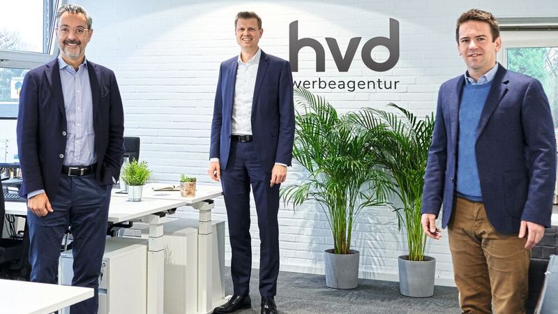 Die Herbrand-Gruppe gab zum Jahresbeginn den Startschuss für eine hausinterne Werbeagentur, die auch für andere Autohäuser arbeitet. Im Bild: (v. li.) Richard Lacek-Herbrand (Geschäftsführer Herbrand-Gruppe), Daniel Hennig (Geschäftsführer Hvd-Werbeagentur) und Agenturleiter Sven Ingenpaß.(Bild:  Herbrand-Gruppe)