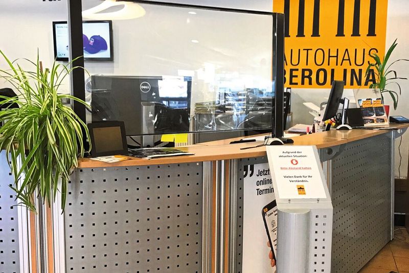 Mit vielen Aufstellern warben die Berolina-Häuser um Verständnis bei den Kunden. (Bild: Autohaus Berolina)