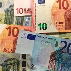 1. Hacker machen Daten zu Geld: Daten sind das neue Öl und von unermesslichem Wert – einem Wert, den selbst Cyberkriminelle zu Beginn nicht einschätzen können. Sie sammeln Gesundheitsdaten, Personendaten, Sozialversicherungs- und Kreditkartennummern, um sie zu einem späteren Punkt im Darknet zu Geld zu machen. Für sie ist zunächst irrelevant, welche Daten sie in welchem Umfang stehlen. Eher werden sie so viele Daten wie möglich abgreifen, und erst anschließend analysieren, was sie mit ihrer Beute machen können.