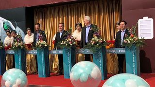 Professor Xie Pingbo (li.) von der South China University of Technology durchschnitt das Eröffnungsband zusammen mit Vertretern des Bühler-Managements und dem Leiter des neuen Batterielabors.  (Bühler)