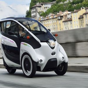 Der dreirädrige i-Road wurde 2014 in Grenoble im Carsharing eingesetzt. 2021 stellte Toyota die Produktion allerdings wieder ein.(Bild:  Toyota)
