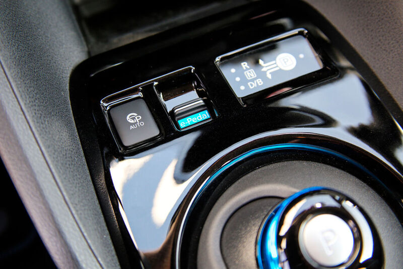 Das E-Pedal ist eine wirkliche Revolution im Leaf. Der Fahrer kann es in der Mittelkonsole per Knopfdruck betätigen und kann nur noch mit dem Gaspedal Gas geben und bremsen. (Nissan)