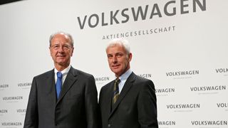 Hans Dieter Pötsch, Chef der Porsche SE (l.) und Matthias Müller, ehemaliger Vorstandsvorsitzender von Volkswagen: Gegen beide Manager wurde auch in Stuttgart das Verfahren wegen Marktmanipulation eingestellt. (Volkswagen)