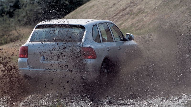 Dennoch verfügte der Cayenne durchaus über ordentliche Geländeeigenschaften. (Bild: Porsche)