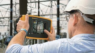 Präzisions-Schallkamera: Gefährliche Teilentladungen bei Mittelspannungsanlagen werden erkannt und dank Schallabbildung mit dem Sichtbild überlagert.  (Fluke)
