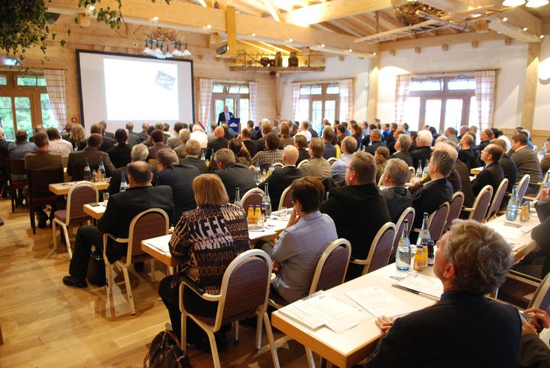 Das gut gefüllte Auditorium beweist die Relevanz der diskutierten Themen. (Bild: Waldner)