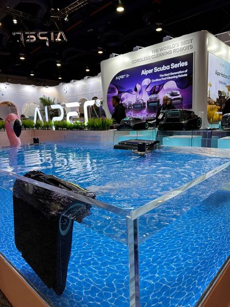 An alle Pool-Besitzer - dieser Roboter macht alles wieder sauber. (Bild: Vogel IT-Medien )